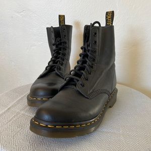 Womens Dr. Martens 1460 Pascal 8-Eye Boot - soft virginia leather Black size 8